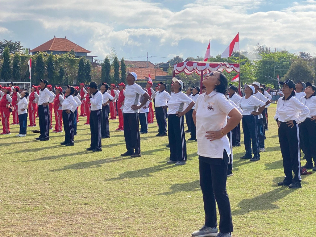 Senam Lansia Massal di Desa Dalung, Semangat Kebugaran Meriahkan Hari Kemerdekaan RI ke-79 Tahun